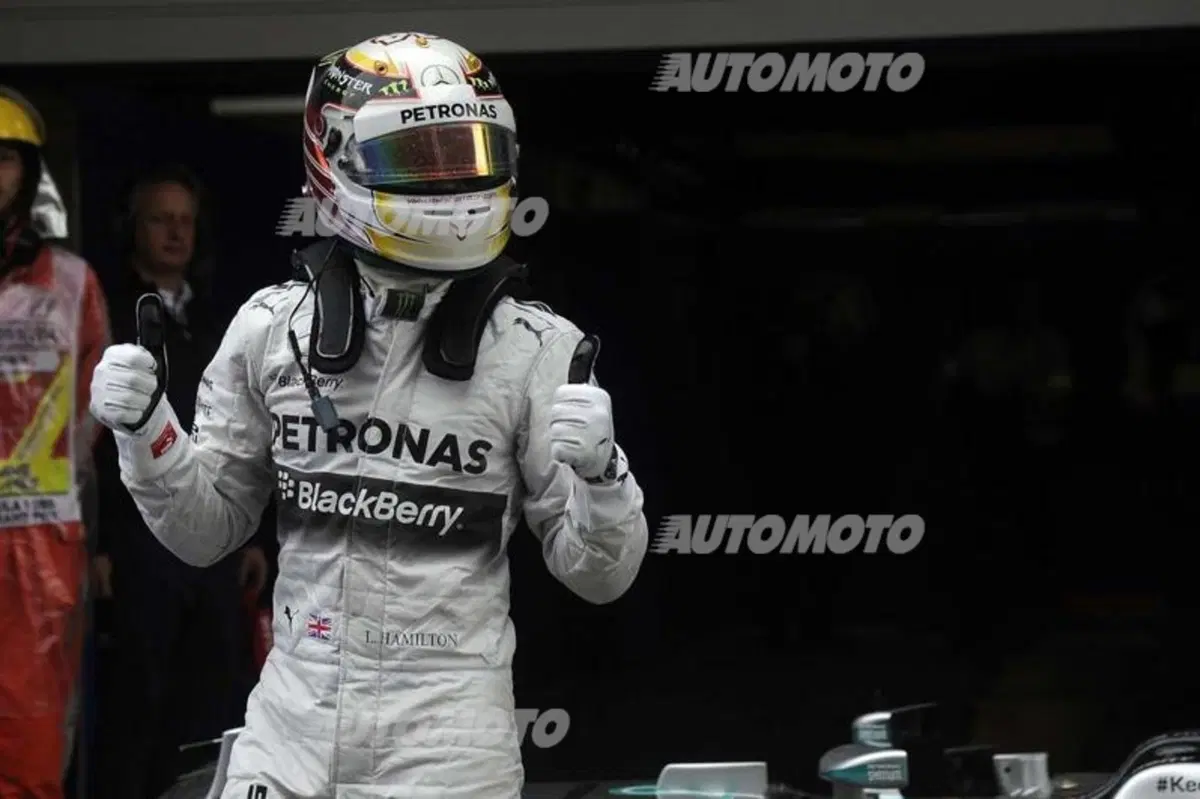 Formula 1 Cina 2014: Hamilton conquista la pole in qualifica. Ferrari in bianco e nero (9)