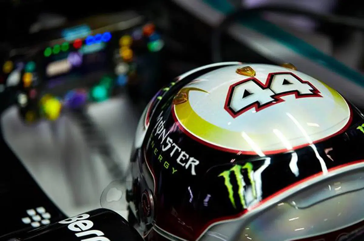 Formula 1 Cina 2014: Hamilton conquista la pole in qualifica. Ferrari in bianco e nero (12)