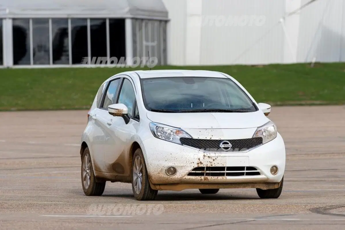 Nissan sta sviluppando l'auto che si pulisce da sola (3)