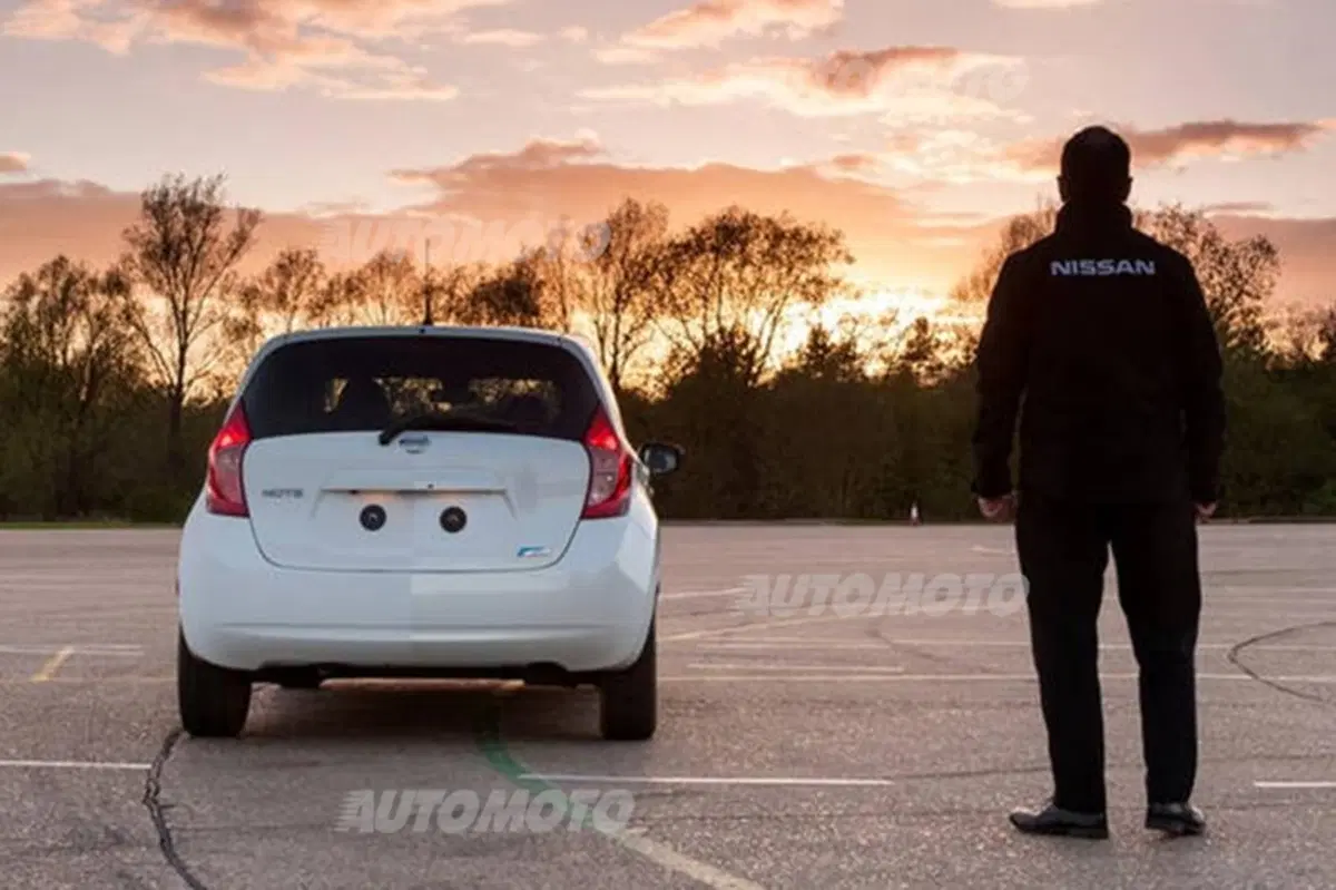 Nissan sta sviluppando l'auto che si pulisce da sola (4)