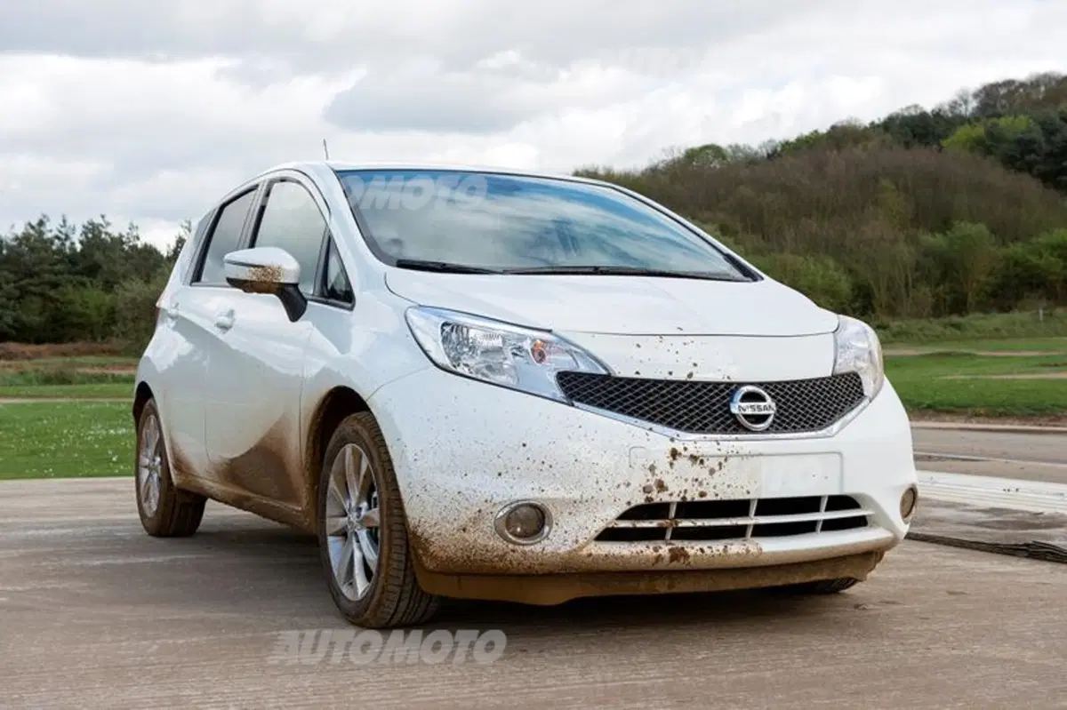 Nissan sta sviluppando l'auto che si pulisce da sola (6)