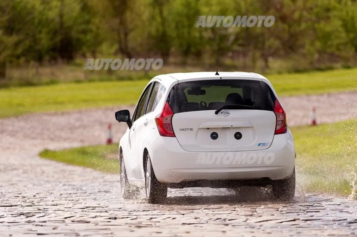 Nissan sta sviluppando l'auto che si pulisce da sola (7)