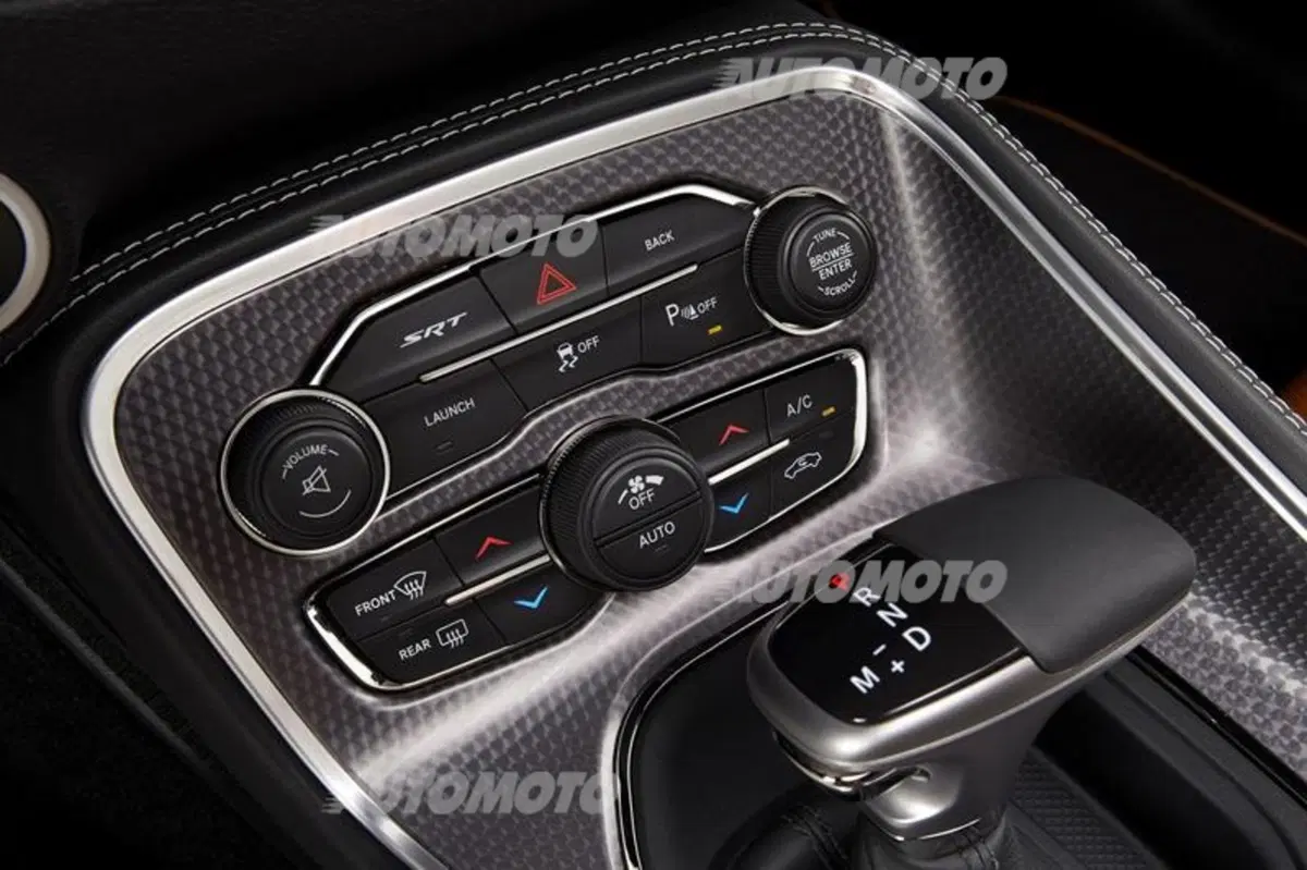 Dodge Challenger SRT e Challenger SRT Hellcat: fate largo ai V8 (18)