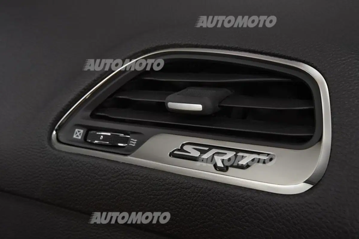 Dodge Challenger SRT e Challenger SRT Hellcat: fate largo ai V8 (19)