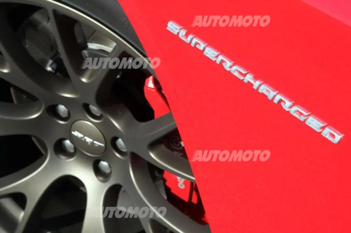 Dodge Challenger SRT e Challenger SRT Hellcat: fate largo ai V8 (27)