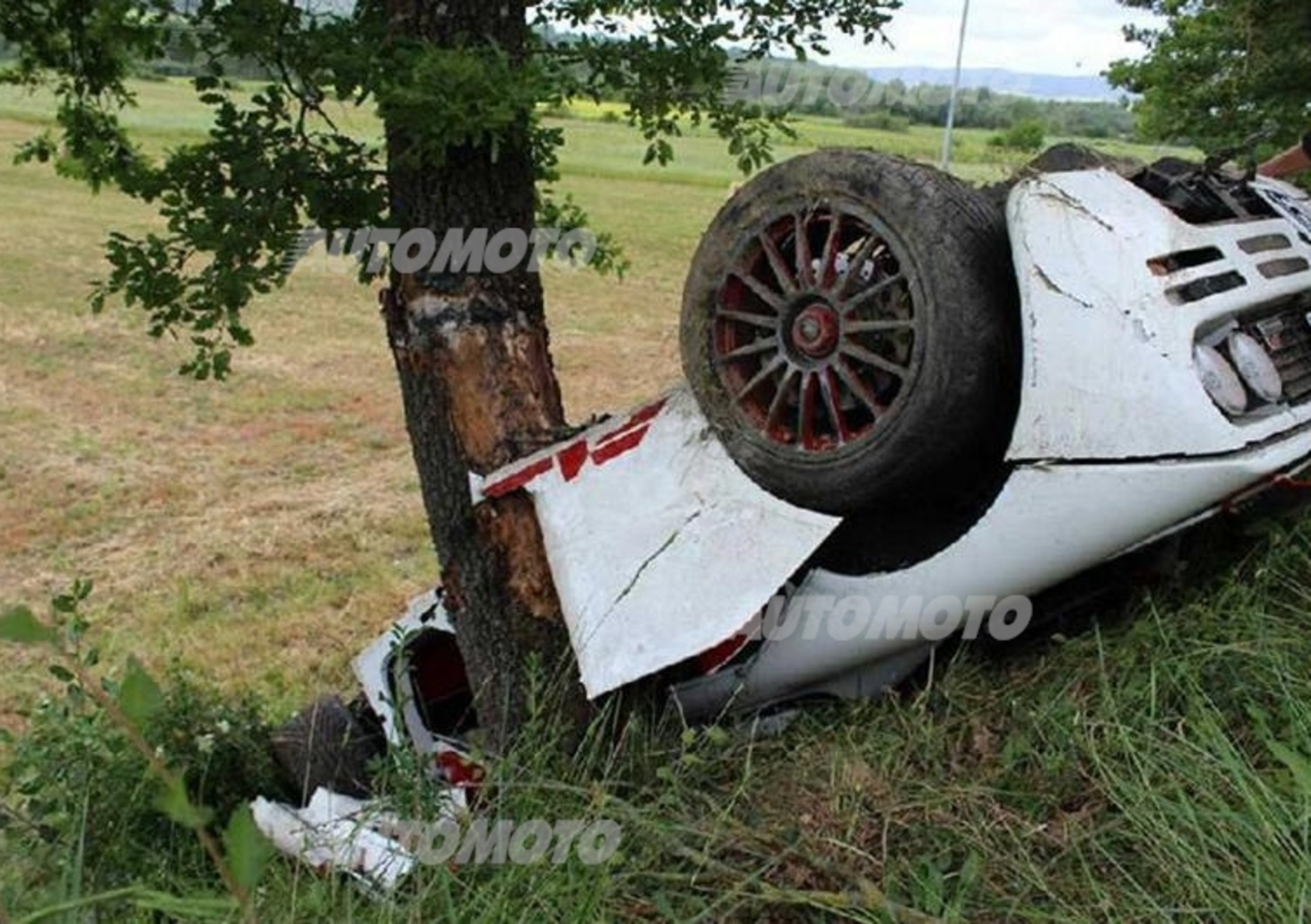 Una McLaren F1 finisce distrutta in Italia: tra i soccorritori spunta Mr Bean