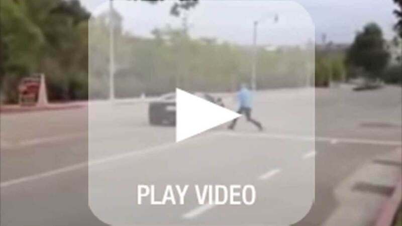 Un uomo inferocito tira pietre contro una Lamborghini Aventador: il video