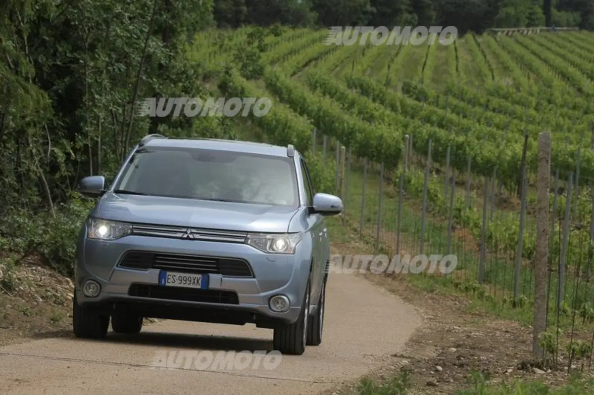 Mitsubishi Outlander PHEV (2)