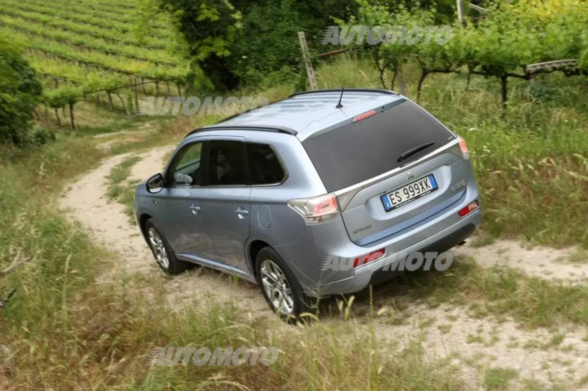 Mitsubishi Outlander PHEV (8)