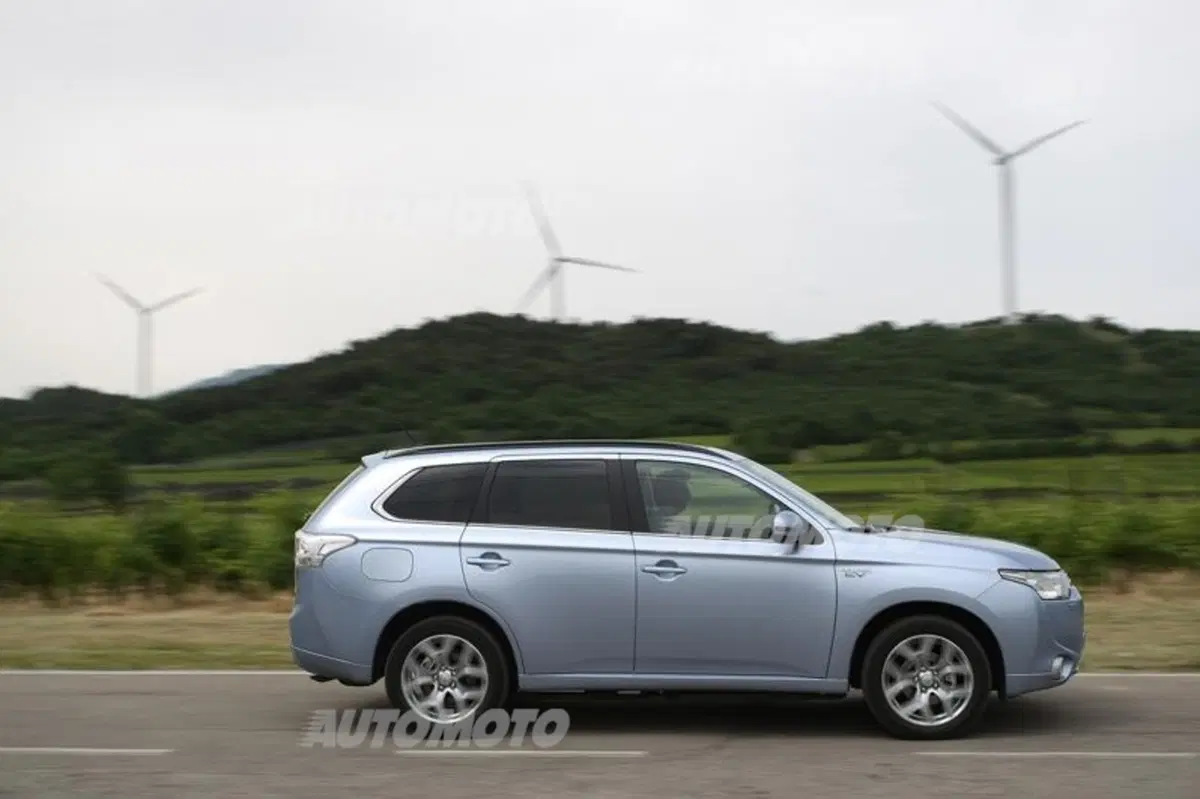 Mitsubishi Outlander PHEV (13)