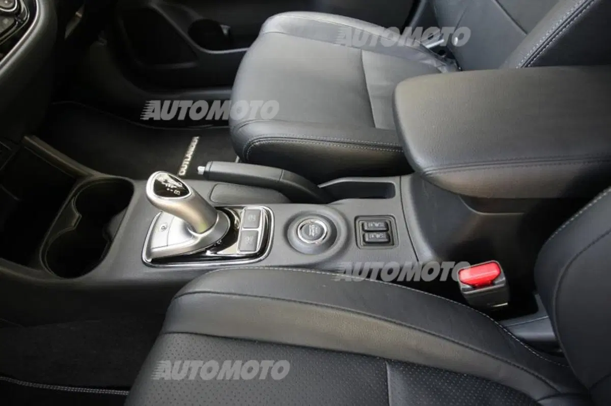 Mitsubishi Outlander PHEV (37)
