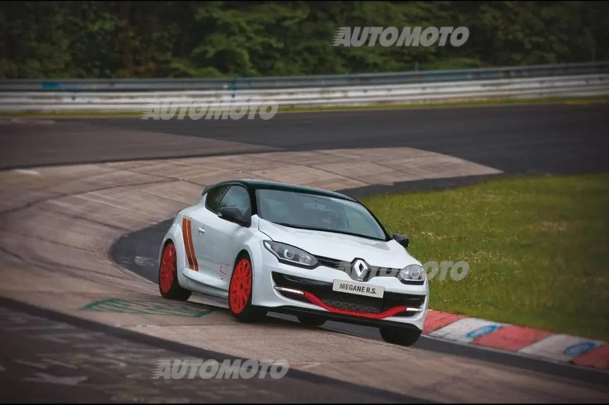 Renault Mégane RS 275 Trophy-R: nuovo, incredibile record al Nürburgring (2)