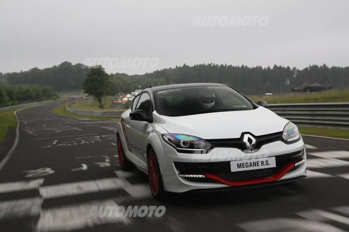 Renault Mégane RS 275 Trophy-R: nuovo, incredibile record al Nürburgring (4)