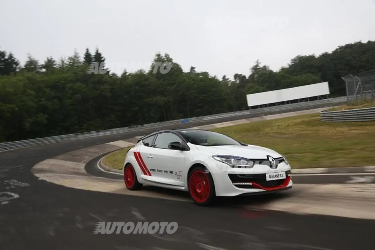 Renault Mégane RS 275 Trophy-R: nuovo, incredibile record al Nürburgring (5)