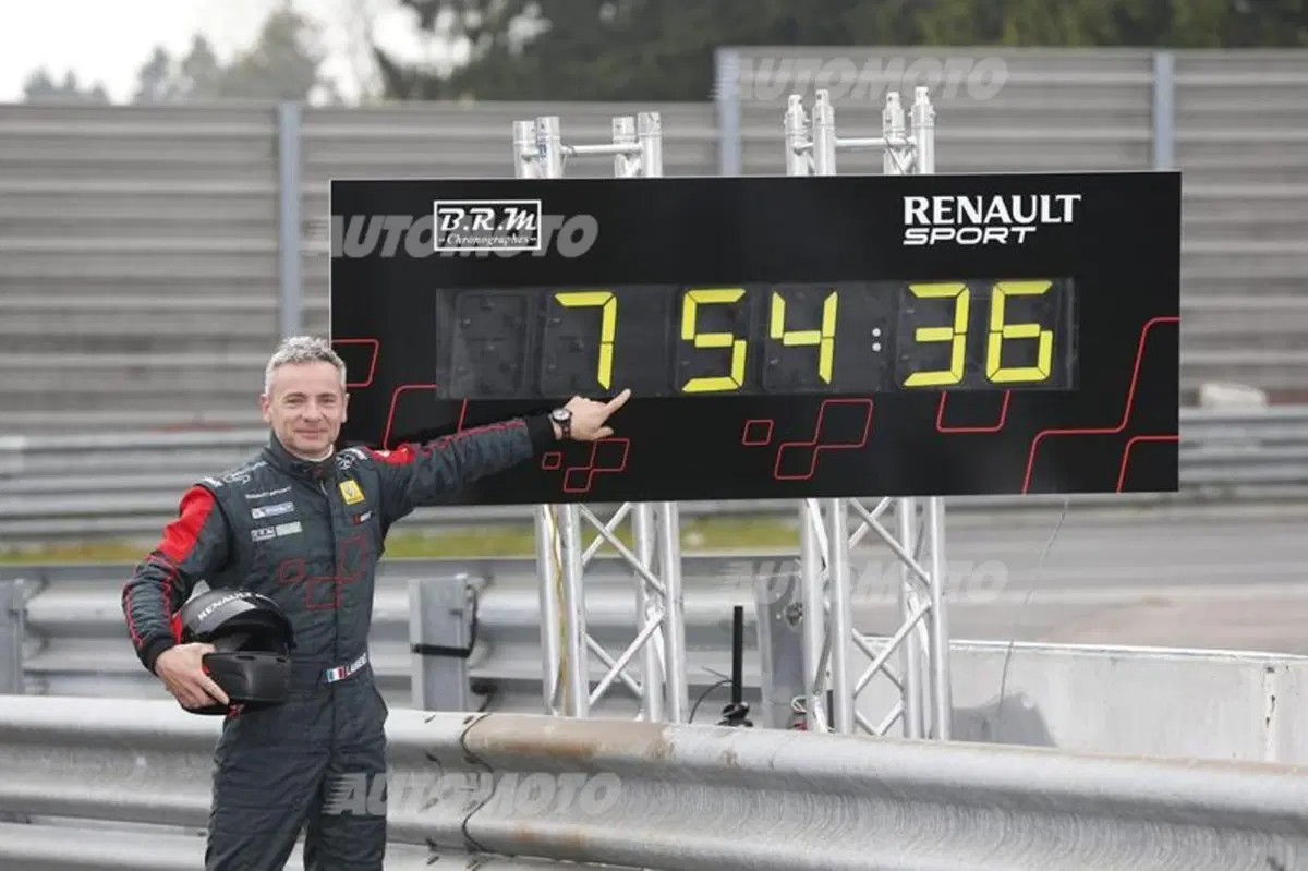 Renault Mégane RS 275 Trophy-R: nuovo, incredibile record al Nürburgring (8)
