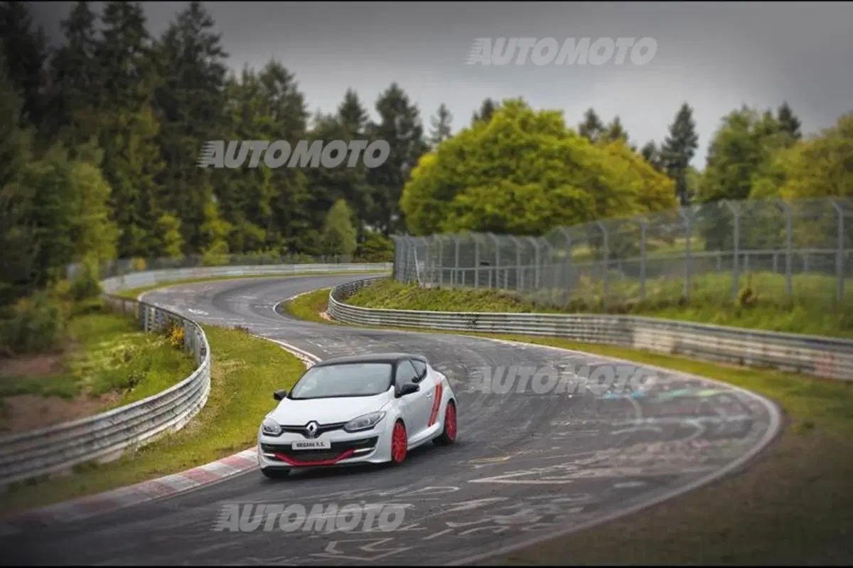 Renault Mégane RS 275 Trophy-R: nuovo, incredibile record al Nürburgring (9)