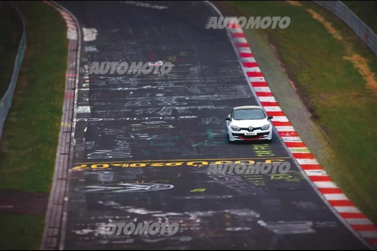 Renault Mégane RS 275 Trophy-R: nuovo, incredibile record al Nürburgring (10)