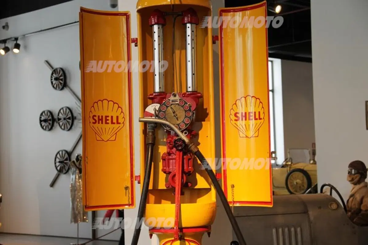 Museo dell'Automobile di Malaga: quando auto e arte si fondono (9)