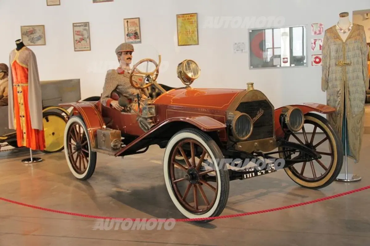 Museo dell'Automobile di Malaga: quando auto e arte si fondono (11)