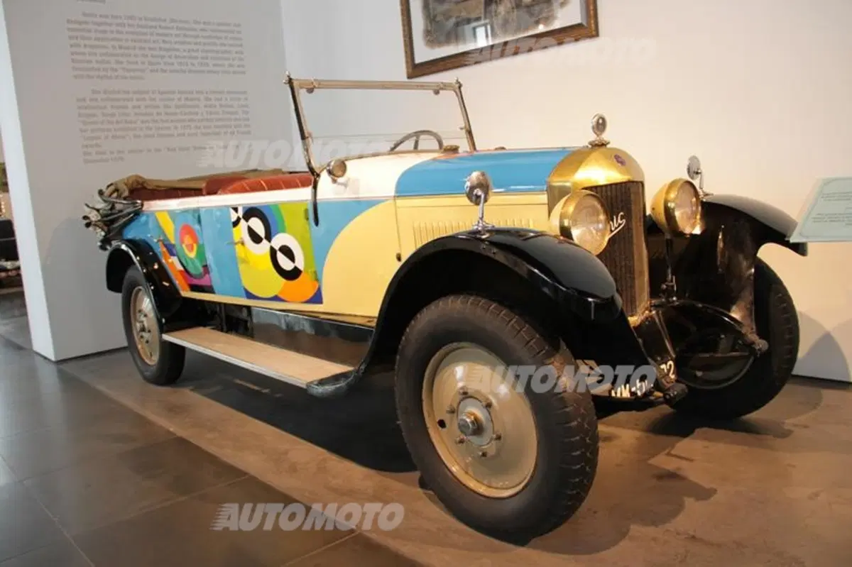 Museo dell'Automobile di Malaga: quando auto e arte si fondono (17)