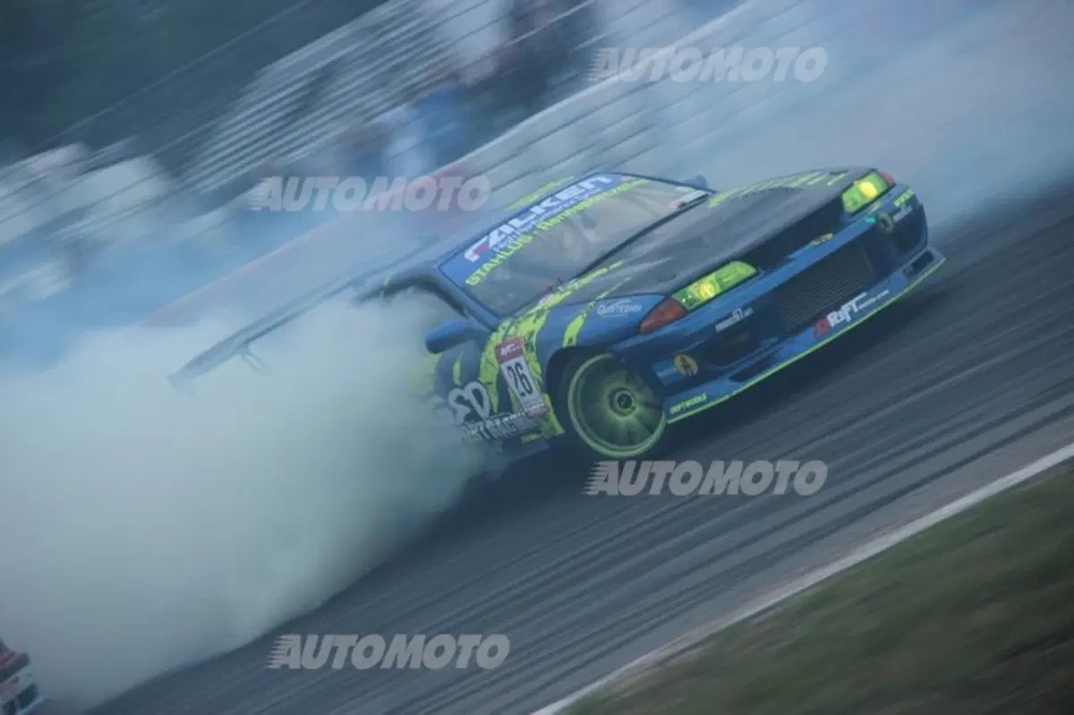 24 Ore del Nürburgring: scaldiamo i muscoli (e le gomme) con il Falken Drift Team (4)