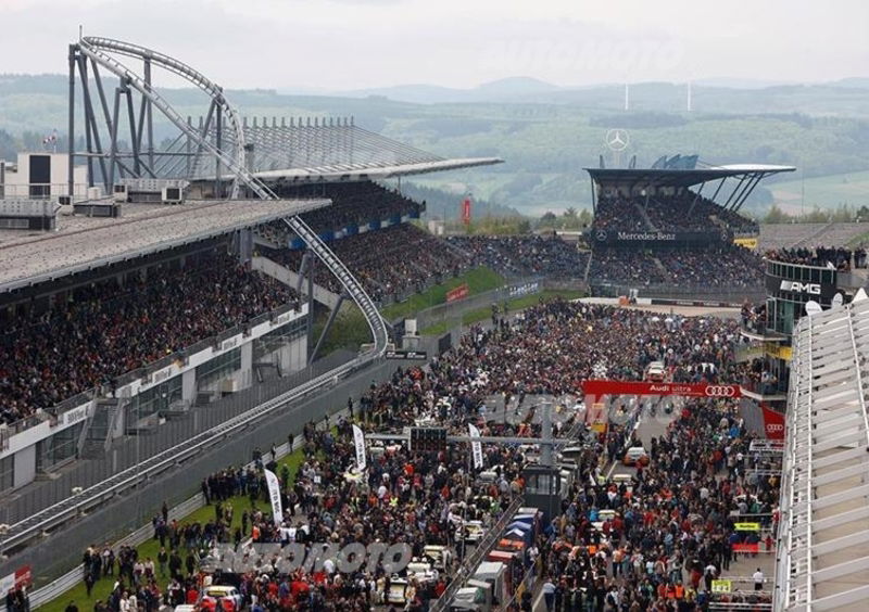 La magia della 24 Ore del Ring: cosa spinge 205.000 persone alla Nordschleife