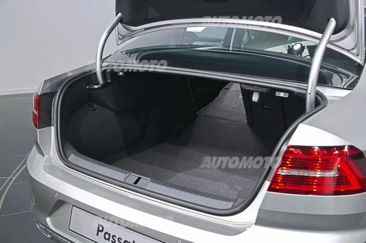 Nuova Volkswagen Passat: una rivoluzione. Tanti spigoli e tecnologia a pioggia (25)