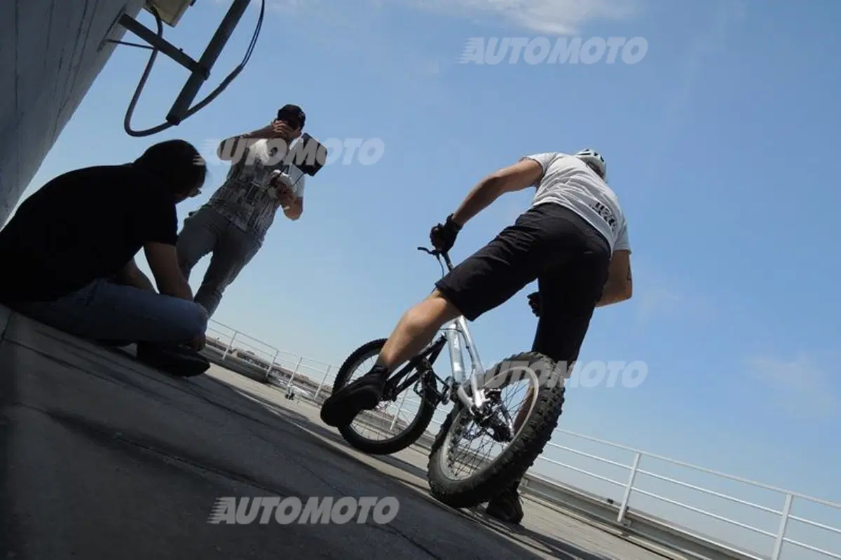 Urban Trial Bike the Movie: a Milano inizia lo show con Peugeot Partner Elettrico e Paolo Patrizi (2)