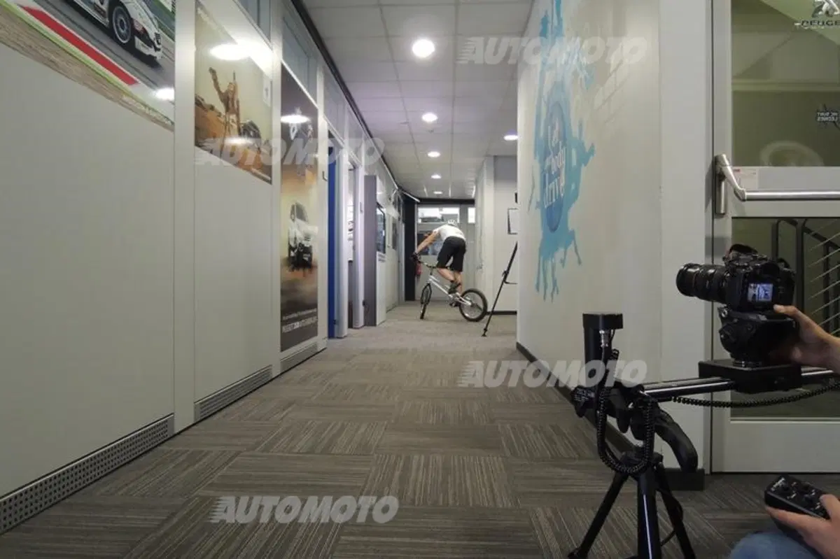 Urban Trial Bike the Movie: a Milano inizia lo show con Peugeot Partner Elettrico e Paolo Patrizi (15)