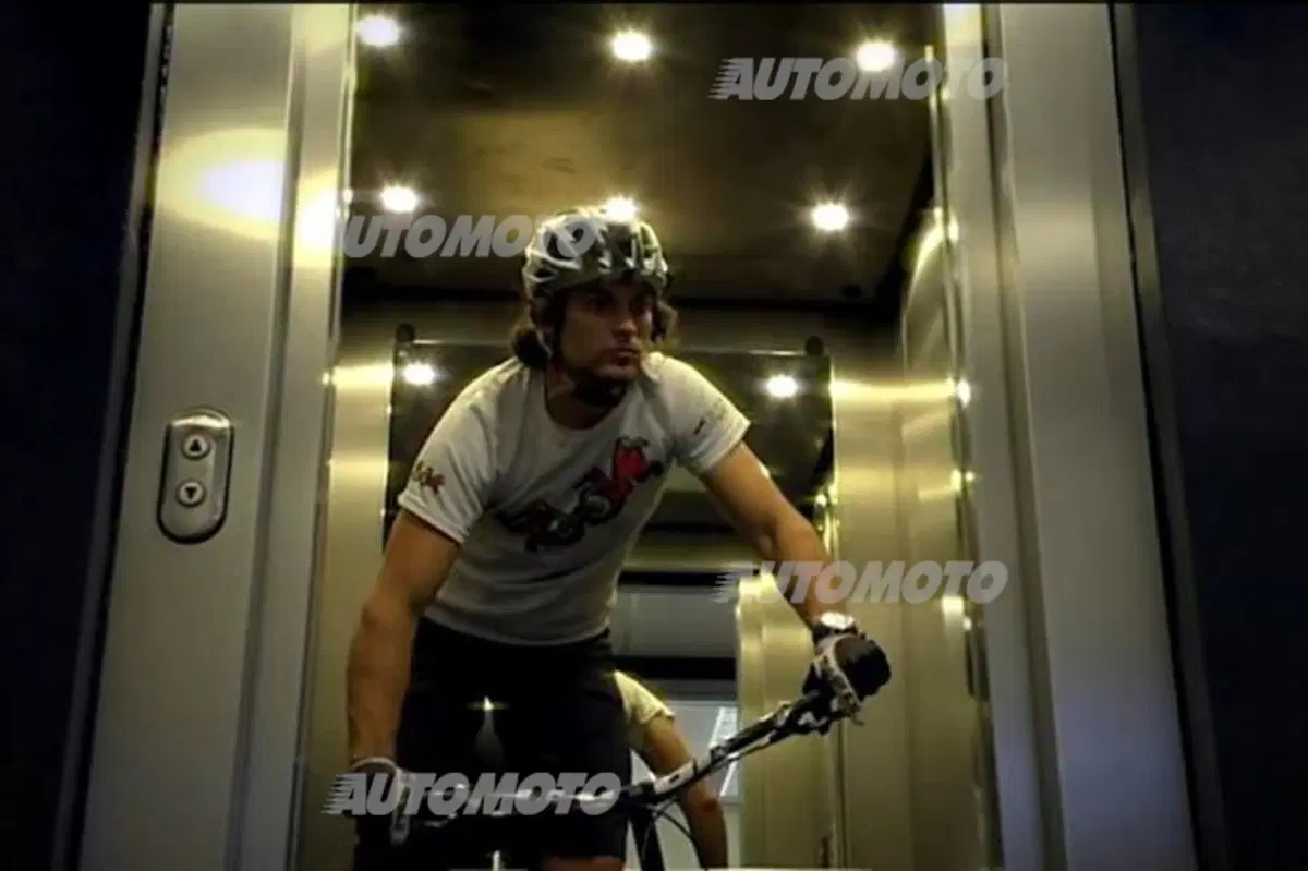 Urban Trial Bike the Movie: a Milano inizia lo show con Peugeot Partner Elettrico e Paolo Patrizi (20)