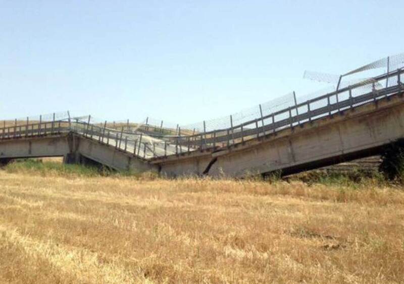 Agrigento, crolla un ponte: due auto precipitano, quattro feriti. E non &egrave; la prima volta