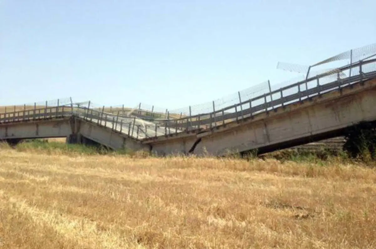 Agrigento, crolla un ponte: due auto precipitano, quattro feriti. E non è la prima volta