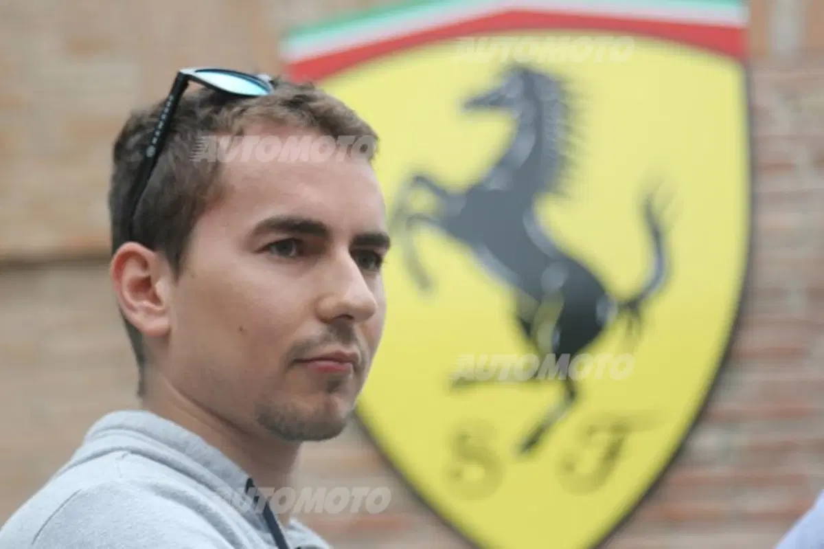 Jorge Lorenzo visita la Ferrari