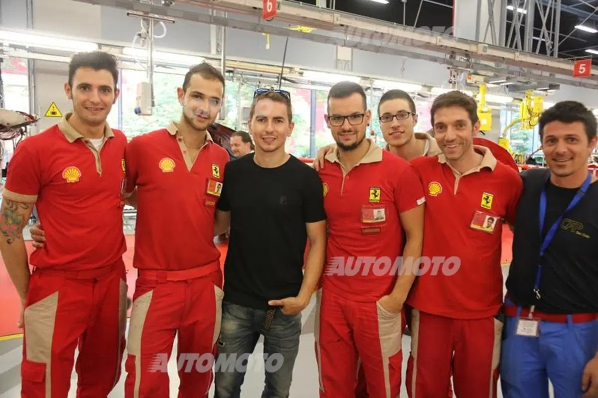 Jorge Lorenzo visita la Ferrari (4)