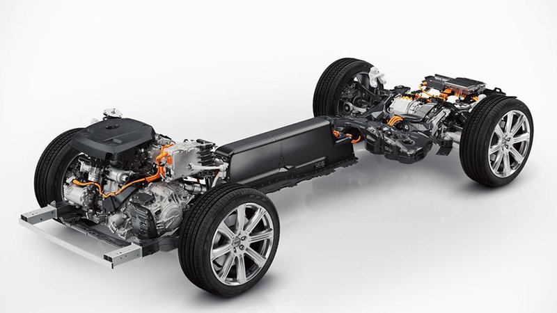 Nuova Volvo XC90, svelati i motori: Plug-In Hybrid da 400 CV e addio ai cinque cilindri