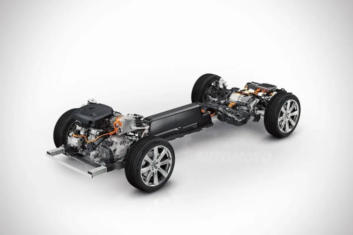 Nuova Volvo XC90, svelati i motori: Plug-In Hybrid da 400 CV e addio ai cinque cilindri