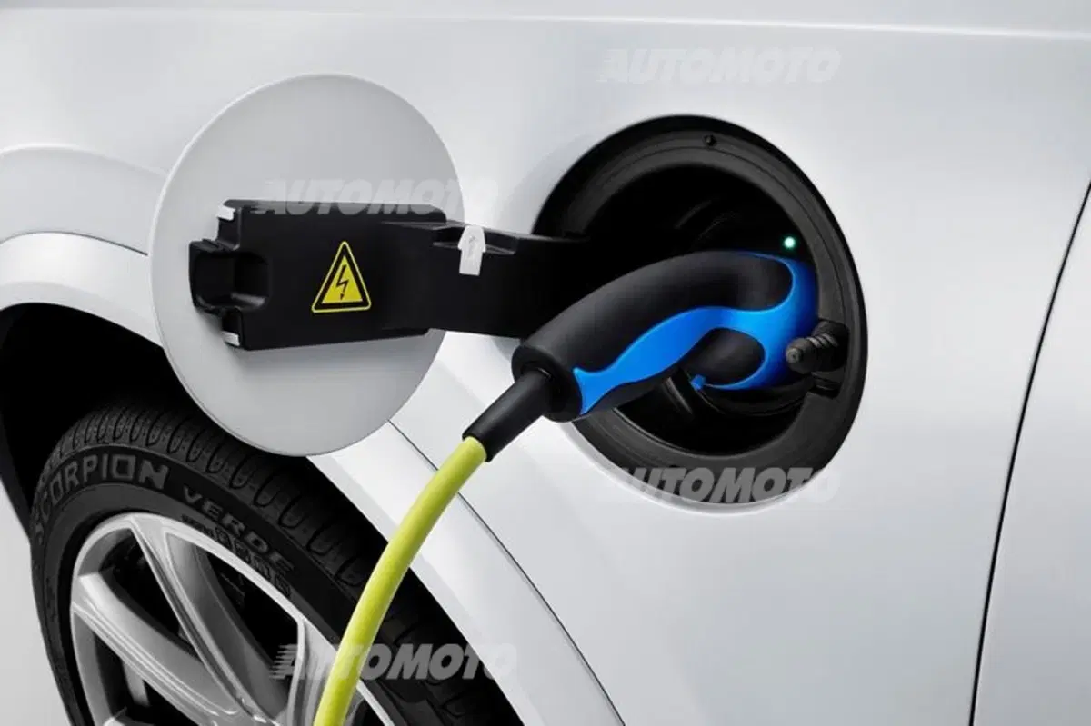 Nuova Volvo XC90, svelati i motori: Plug-In Hybrid da 400 CV e addio ai cinque cilindri (2)