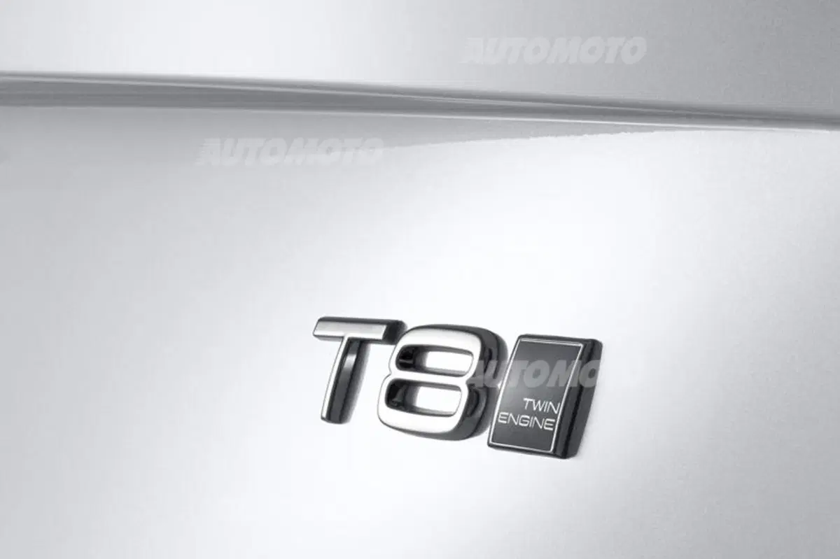 Nuova Volvo XC90, svelati i motori: Plug-In Hybrid da 400 CV e addio ai cinque cilindri (5)
