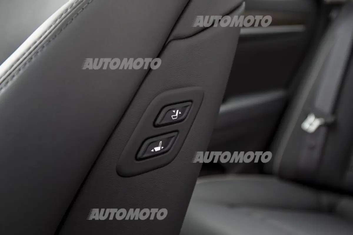 Hyundai Genesis: listino prezzi (42)