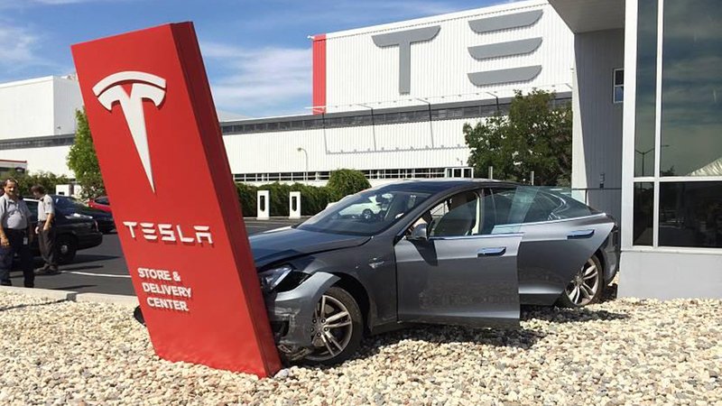 La Tesla Model S e l&rsquo;incidente pi&ugrave; veloce del mondo