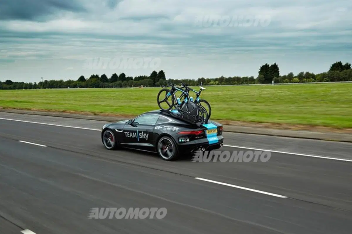 Jaguar F-Type R Coupé: una one-off speciale per il Tour de France (4)