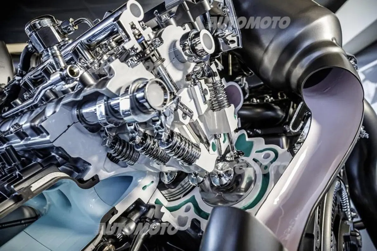 Mercedes AMG GT: svelati i dettagli del V8 da 510 CV (4)