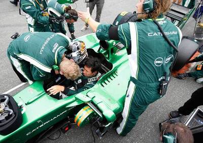 Formula 1 Ungheria 2014: Sparco cambia le tute Caterham in tempo record, Rocco tira il pacco