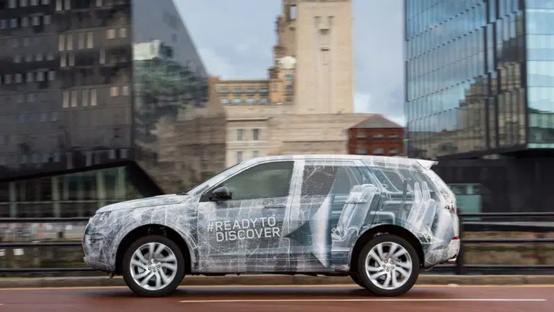 Land Rover Discovery Sport: la sette posti anticipata da una immagine "spia"