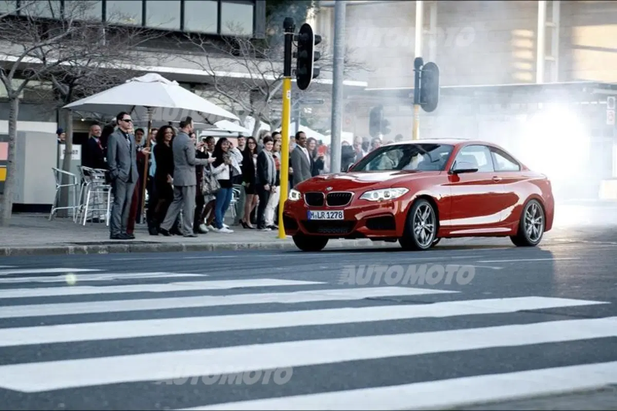 BMW M235i Coupé: a bocca aperta per lo show di "drfiting sincronizzato" [video] (2)