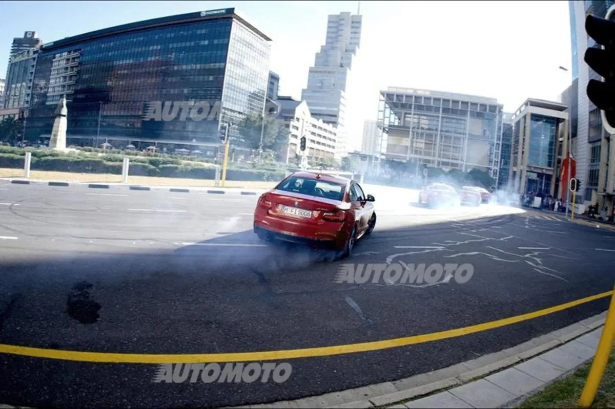 BMW M235i Coupé: a bocca aperta per lo show di "drfiting sincronizzato" [video] (4)
