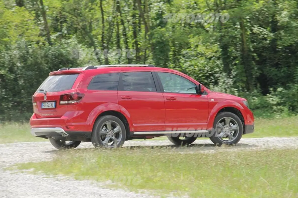 Fiat Freemont Cross (8)
