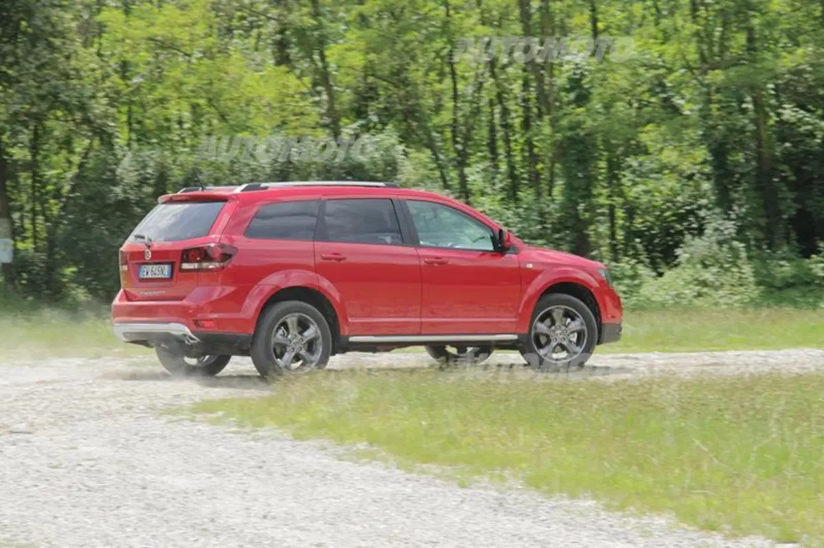 Fiat Freemont Cross (9)