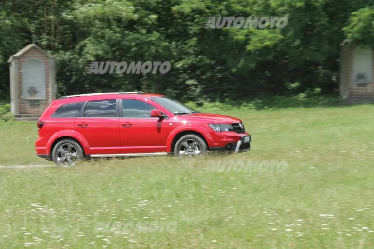 Fiat Freemont Cross (12)