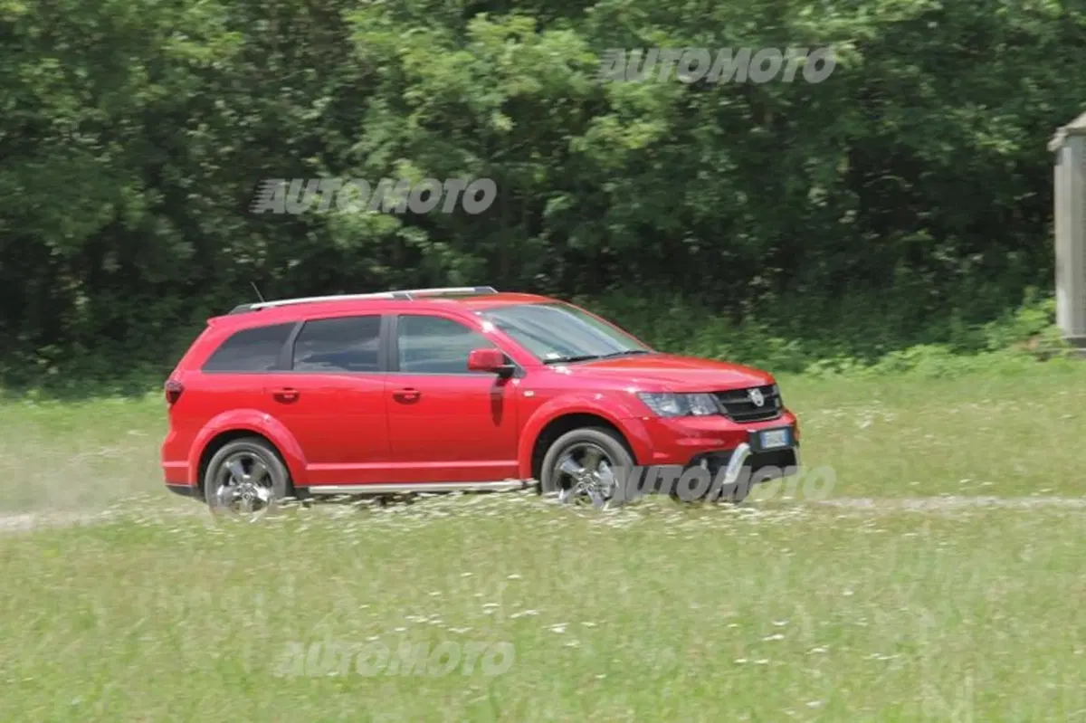 Fiat Freemont Cross (13)